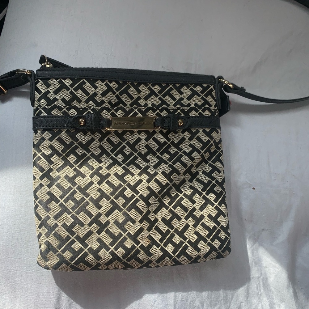 Tommy Hilfiger side purse/ crossbody